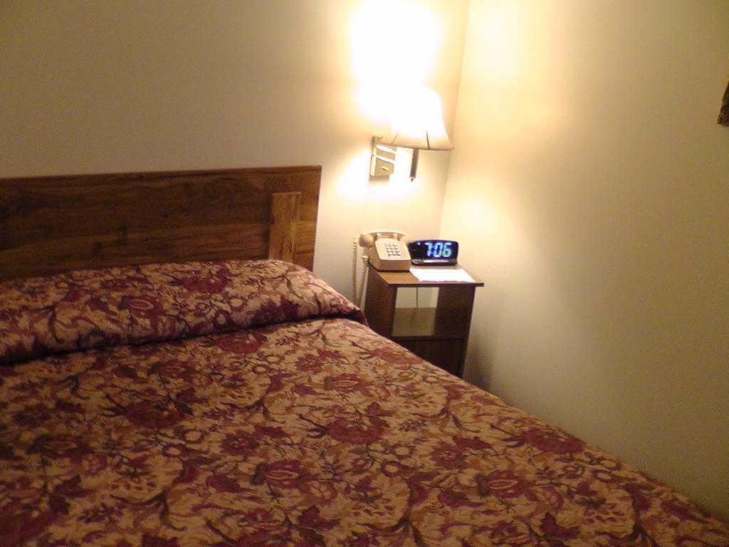 Motel 95 & Campground Hixton Екстериор снимка