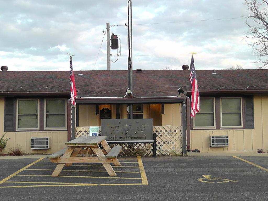 Motel 95 & Campground Hixton Екстериор снимка