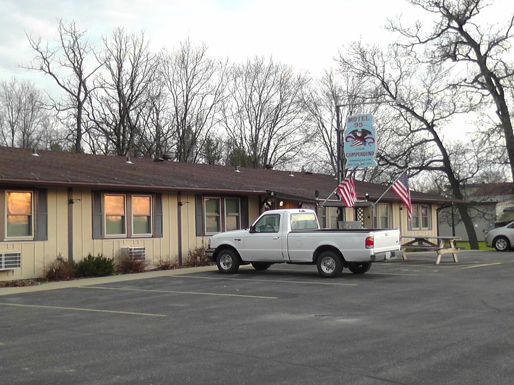 Motel 95 & Campground Hixton Екстериор снимка