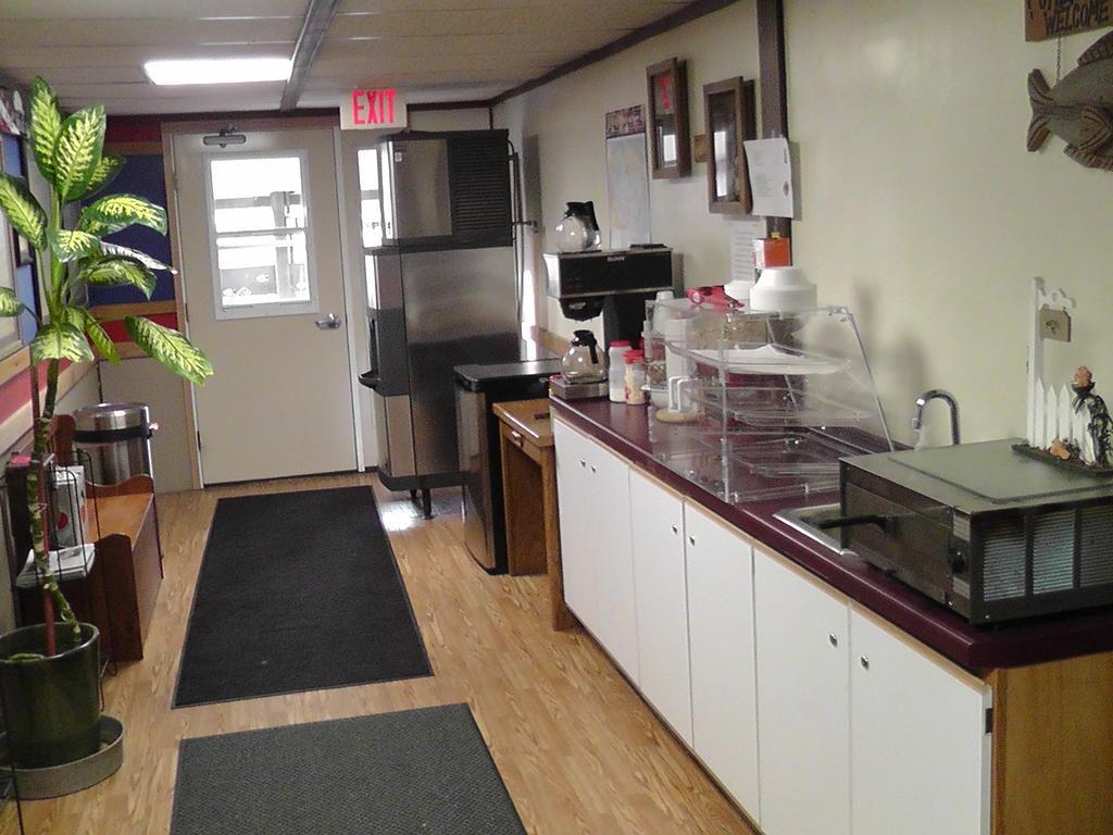 Motel 95 & Campground Hixton Екстериор снимка