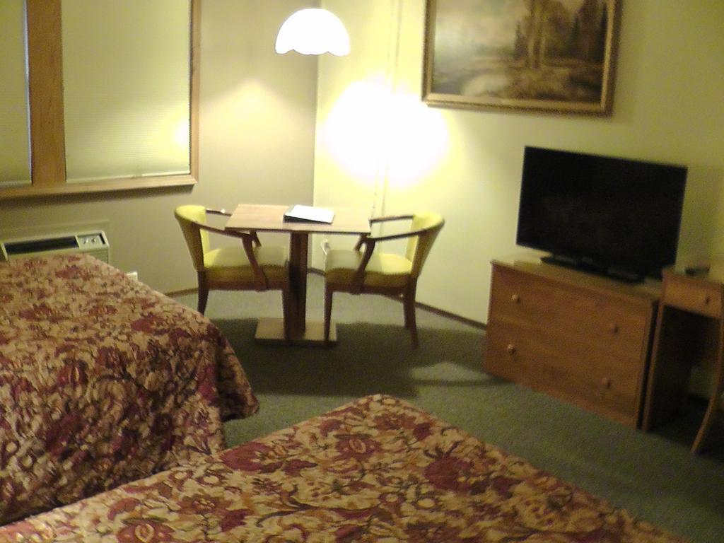 Motel 95 & Campground Hixton Екстериор снимка